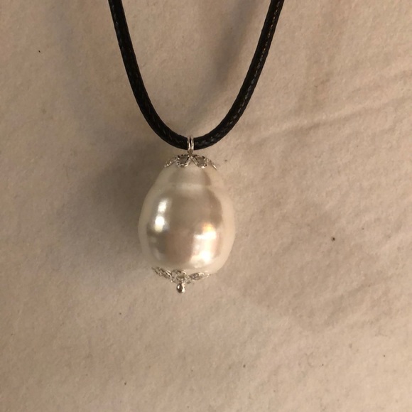 Shell baroque pearl on coated 18”-19” cord - Picture 2 of 3